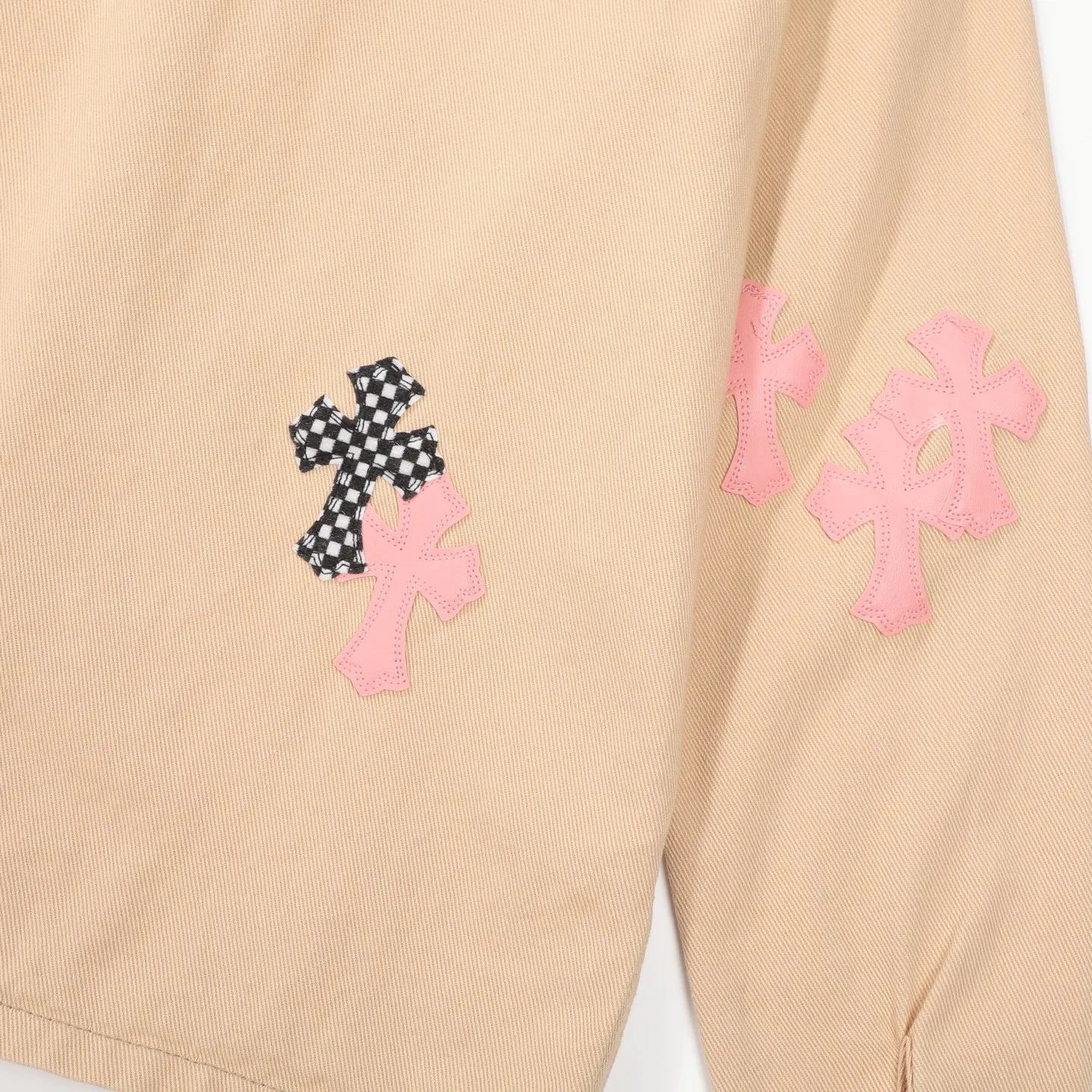 P260 Chrome Hearts丨Chloe Hearts 25ss Cherry Blossom Pink Leather Jacket Same Style for Men and Women WorkDog Pink Leather Jacket, a timeless workwear series. The fabric is made of custom-woven high-density canvas, which took more than two months. It was subsequently lightly coated to give the whole body a glossy look~ Zero color difference was achieved, and the fabric texture details were all in place! The crosses of the accessories are all genuine sheepskin, hand-stitched! The actual texture is better, the upper body is stiff, and it is OK for both men and women. The dark cross leather element has its own aura and can be worn with any outfit to slay the audience! Let you easily control the rate of return! The cross stitching is all lambskin, the inner leather is first-layer calfskin, the hardware is silver-plated, and the details are full. Size: S/M/L/XL Length: 66/68/70/72 Bust: 55/57.5/60/62.5 Shoulder width: 45.5/47.5/49.5/51.5 Sleeve length: 62/63/64/65